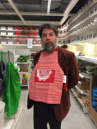 fot von mir in der ikea küchenabteilung mit einer kinderschürze um den hals