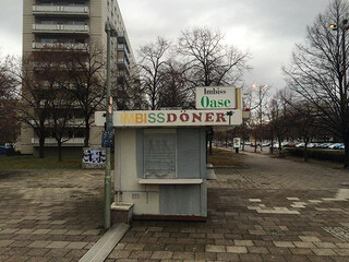 foto einer dönerbude am alexanderlatz, mit der aufschrift: „iss döner“