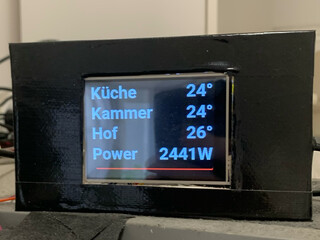 foto eines &bdquo;cheap yellow displays&ldquo; mit einem esp32 der den aktuellen stromverbrauch anzeigt: 2441 watt &mdash; das zieht der airfryer.