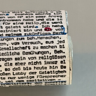 grossaufnahme der sehr klein-kopierten schrift eines rollbaren pfuschzettels meiner mutter aus den späten 70ern oder frühen achtzigern