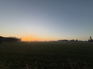 sonnenaufgang über den feldern um karken.