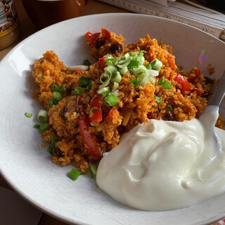 foto einer portion bulgur pilaw nach ottolenghi mit einem klecks joghurt