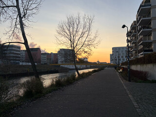 foto vom weg am wasser gegegn&uuml;ber vom invalidenfriedhof, dem sonnenaufgang entgegegn