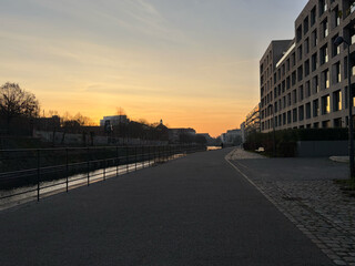 foto vom weg am wasser gegegn&uuml;ber vom invalidenfriedhof, dem sonnenaufgang entgegegn