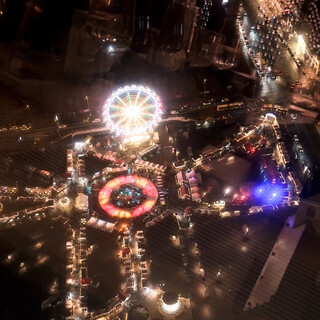 nächtlicher blick aus dem fersehtum nach unten auf den weihnachtsmarkt am neptunbrunnen