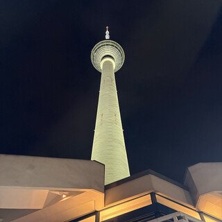 nächtlicher blick vom eingang des fernsehturms nach oben