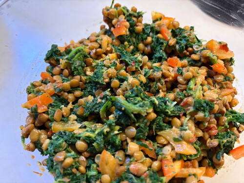 spinat salat mit erdnussbutter-dressing und linsen