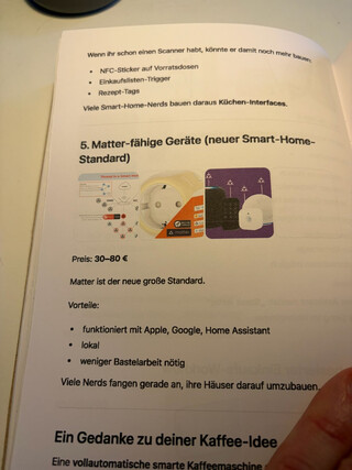 foto des buchs, das die beifahrerin mir geschenkt hat. man sieht dialoge die sie mit chatGPT geführt hat um (vergeblich) ein geschenk gü mich zu finden.