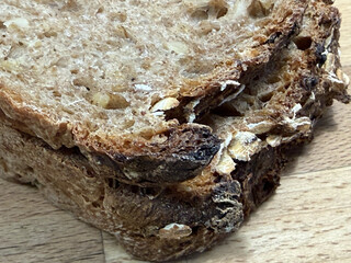 hafer dinkel brot von hansis brot. die krume ist fluffig und feucht, die kruste knusprig, aber nicht hart