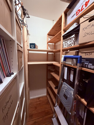 blick in unsere rumoelkammer im flur, deren einen ecke wir entrümpelt haben um regalplatz mit einem neuen ivar zu schaffen.