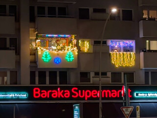 foto einer sehr hellen LED-beleuchtung an einem balkon an der müllerstrasse