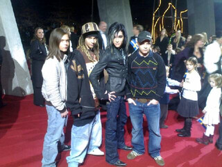 foto von tokio hotel das ich 2006 auf dem roten teppich der bambi verleihung aufgenommen habe. das foto ist sehr niedrig aufgelöst.