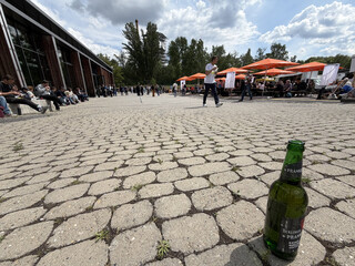 hinterer aussenbereich der station, im vordergrund steht überraschender weise eine flasche bier