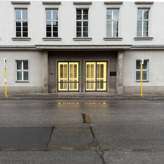 foto von falschen türen am langenbeck-virchow-haus auf dem gelände der charité.