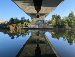 foto der unterseite der A100 autobahnbrücke am nonnendamm in berlin