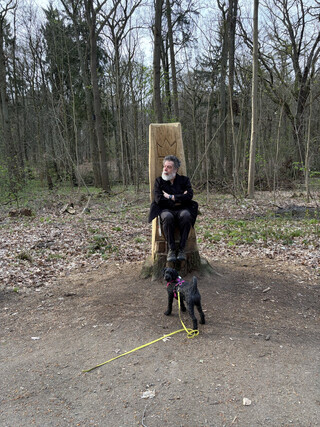 ich auf einem „holzthron“, frida steht davor