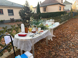 bild von einem &bdquo;zu verschnekn&ldquo; tisch vor einem einfamilienhaus in summt.
