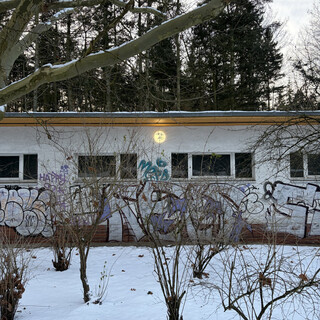 das ungenutzte, aber beheizte wirtschaftsgebäude an der catcherwiese in den rehbergen hat einen smily auf die aussleuchte gemalt bekommen