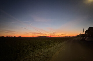 sonnenaufgang in karken, der himmel leuchtet in warmen orange- und gelbtönen.