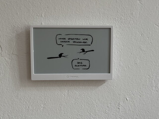 eine zeichnung von metabene auf meinem neuen trmnl e-paper-display. diese sagt: „immer streiten wir über dasselbe.“ „das gleiche.“