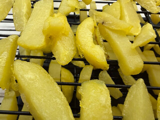 nahaufnahme der pommes nach dem ersten fritieren, man sieht bereits gut die raue oberflächenstruktur
