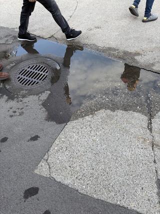 der himmel reflektiert in einer pfütze