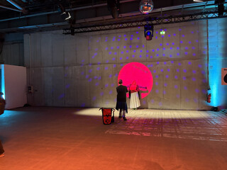 betonwand mit #rp26 logo und lichteffekten als foto motiv.