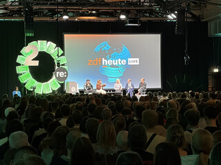 ricarda lang, philipp amthor, vincent g, victoria reichelt  und wulf schmiese auf der b&uuml;hne.