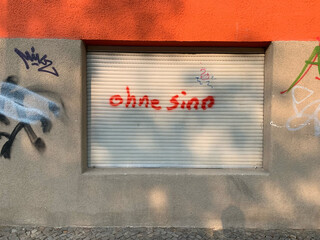 bild einer geschlossenen jalousie mit der aufschrift &bdquo;ohne sinn&ldquo;