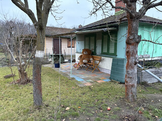 ein entspannter teddybär sitzt vor einer gartenaube