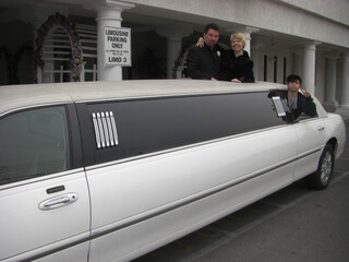 felix, katia und anton in unserer limosine auf dem parkplatz der „little white wedding chapel“. das foto hat unser freundlicher fahrer gemacht . katia und ich schauen aus dem dachfenster, anton aus dem seitenfenster.