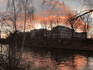 animiertes gif vom nordufer auf violett leuchtende wolken im sonnenaufgang