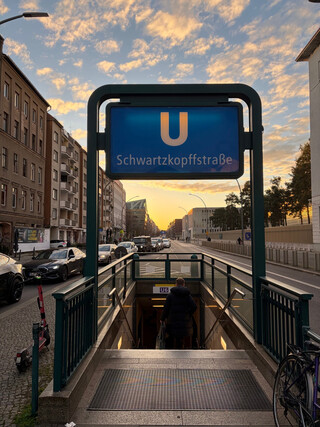 bild vom nordeingang des ubahnhof schwartzkopffstrasse
