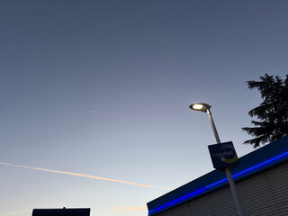 bild des himmels &uuml;ber einer aral-tankstelle in oberhausen, der himmel ist rosa-blau, die neon-beleuchtung dunkel-blau