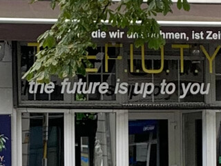 vergr&ouml;ssertes foto eine s schaufensters &uuml;ber dem steht &bdquo;the future is up to you&ldquo;