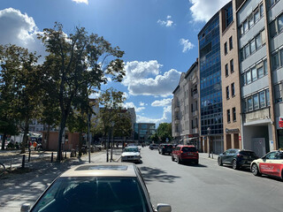 blick vom leopoldplatz in den dramatischen, strahlenden himmel &uuml;ber dem leopoldplatz