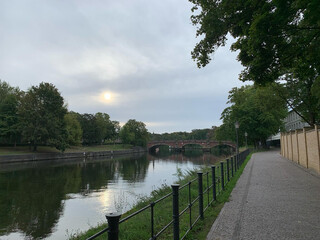 foto der lutherbr&uuml;cke, am himmel scheint die sonne sichtbar hinter einer dicken wolkendecke. rechts sieht man das schloss bellevue.