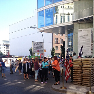 Photo by felix schwenzel in Checkpoint Charlie. Keine Fotobeschreibung verf&uuml;gbar..
