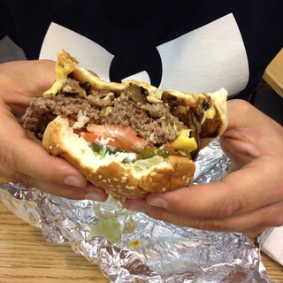 Photo by felix schwenzel in Five Guys Burgers and Fries. Keine Fotobeschreibung verf&uuml;gbar..